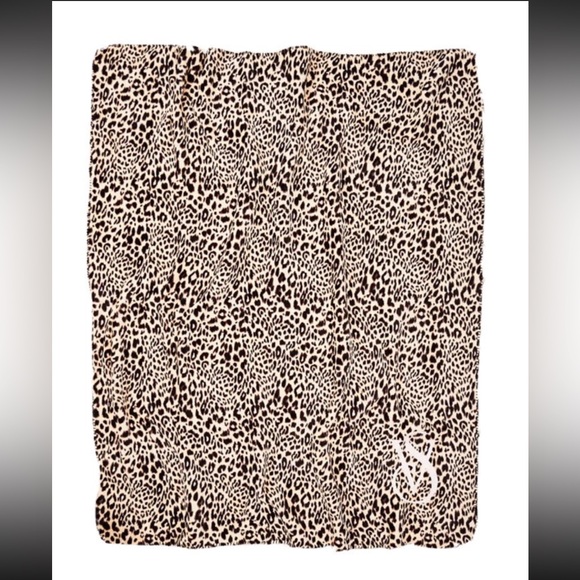 NIP Victorias Secret Leopard with Light Pink Logo Sherpa Blanket.